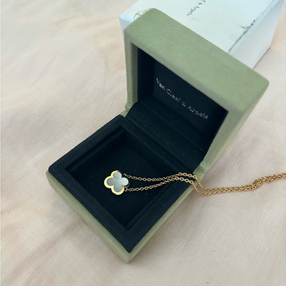 Authentic Vintage Mother of Pearl Van Cleef & Arpels necklace. 18k